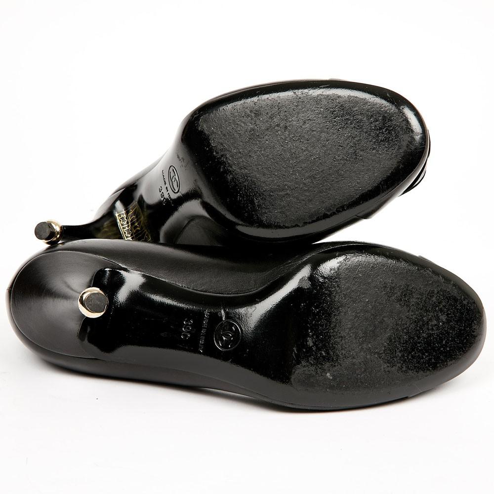 Chanel Black Leather Pumps with Camellia In Excellent Condition In Paris, FR