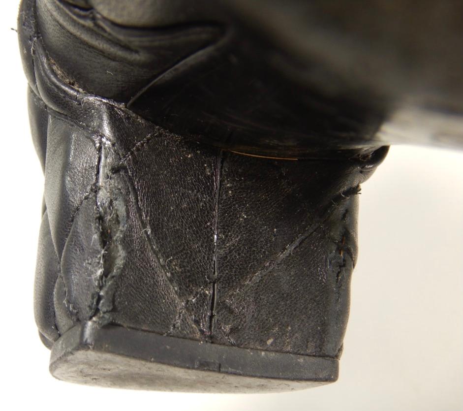 Chanel Schwarze gesteppte Stiefeletten aus Leder im Angebot 6