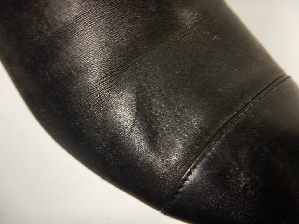 Chanel Schwarze gesteppte Stiefeletten aus Leder im Angebot 7