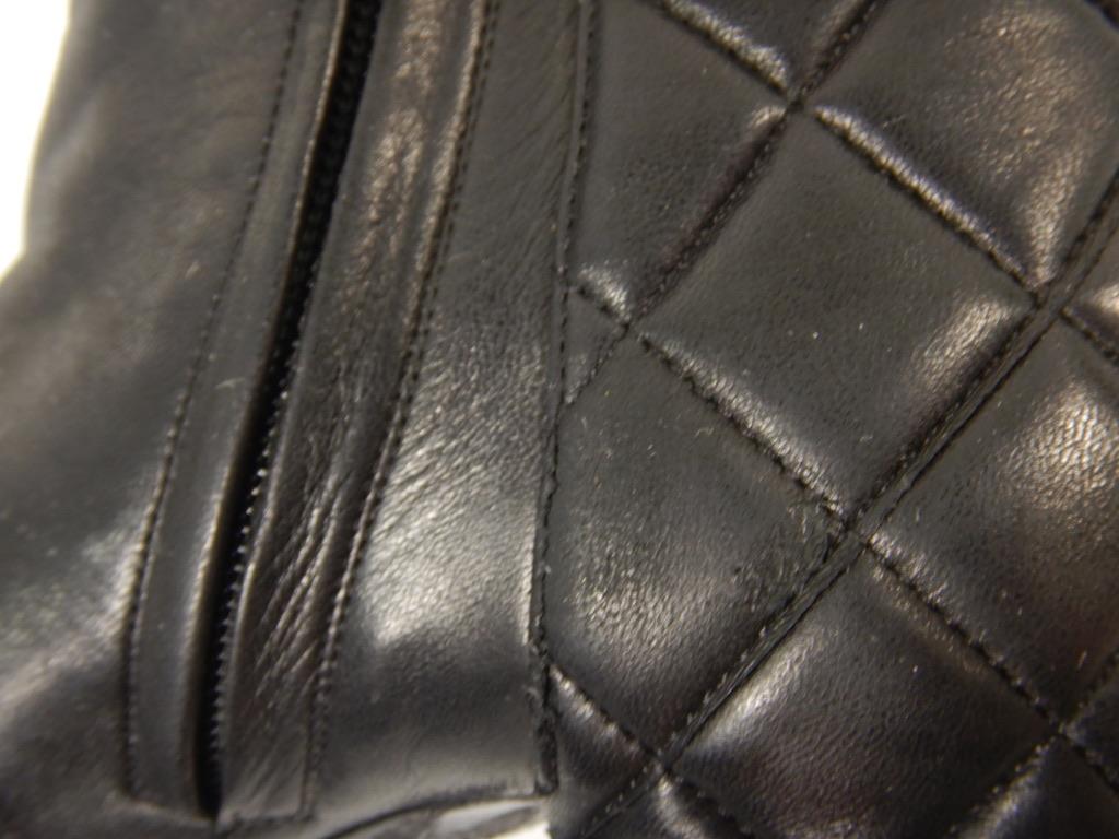 Chanel Schwarze gesteppte Stiefeletten aus Leder im Angebot 9