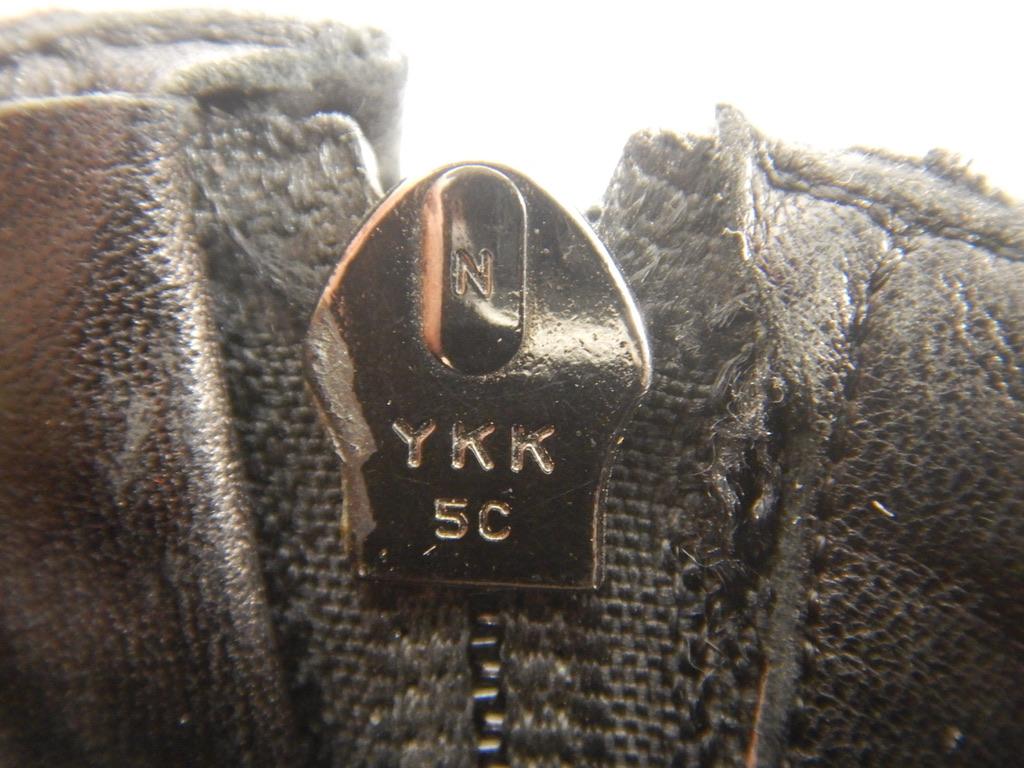 Chanel Schwarze gesteppte Stiefeletten aus Leder im Angebot 11