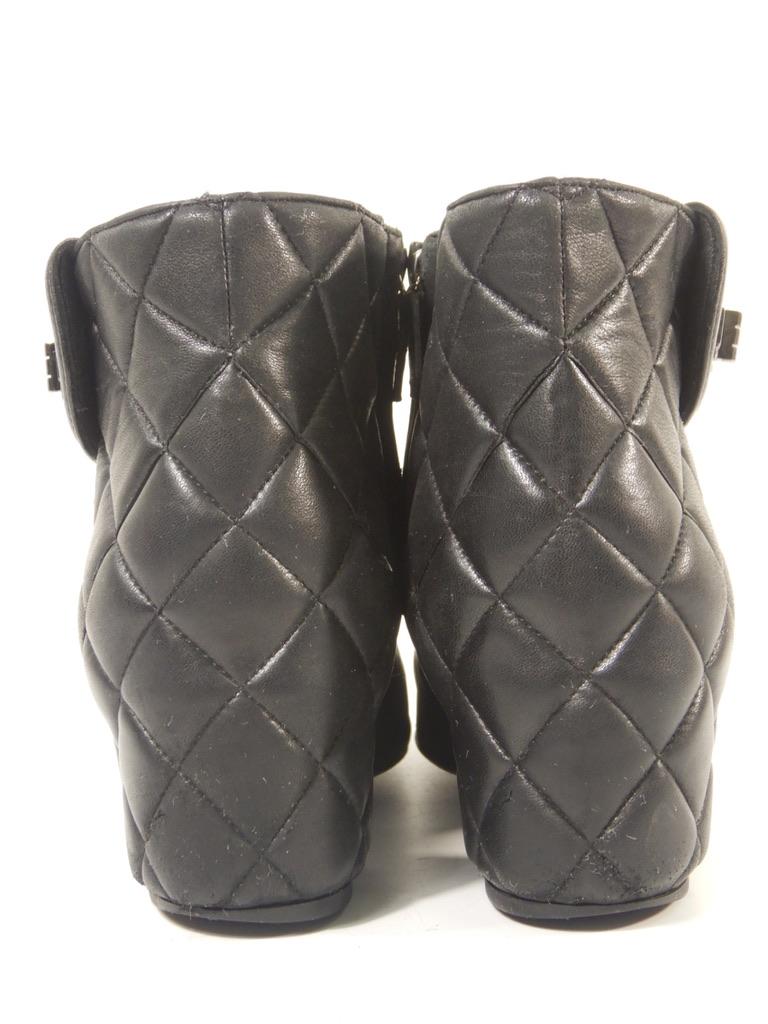 Chanel Schwarze gesteppte Stiefeletten aus Leder im Zustand „Relativ gut“ im Angebot in Oakland, CA
