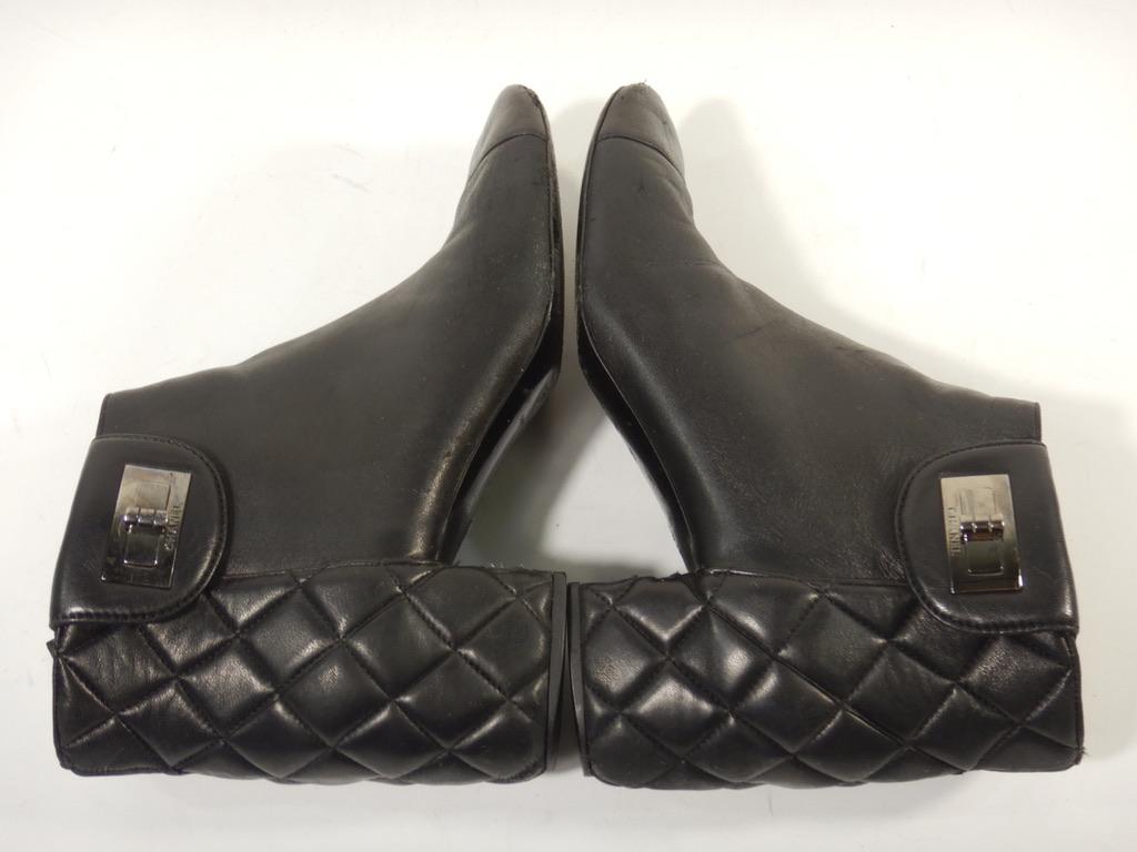 Chanel Schwarze gesteppte Stiefeletten aus Leder Damen im Angebot