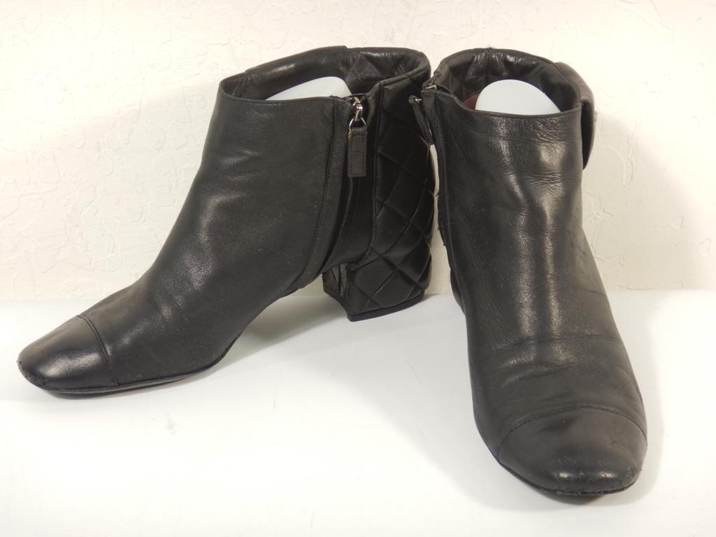 Chanel Schwarze gesteppte Stiefeletten aus Leder im Angebot 1