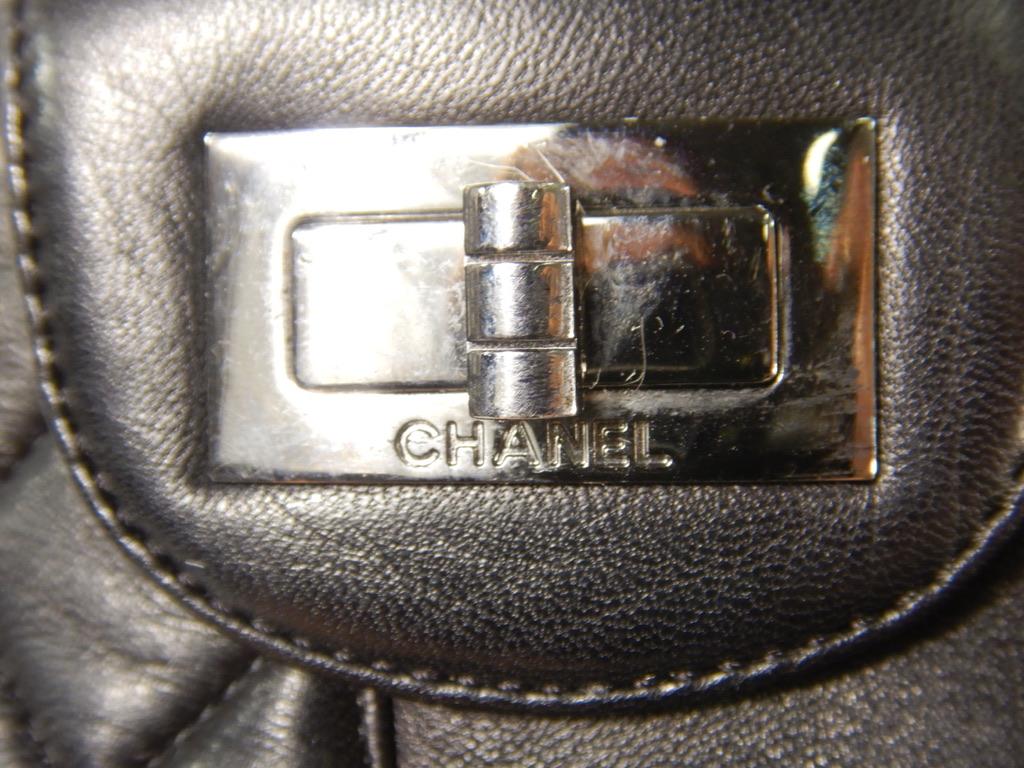 Chanel Schwarze gesteppte Stiefeletten aus Leder im Angebot 2