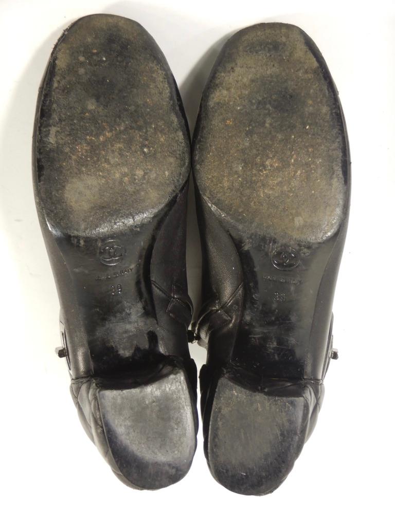 Chanel Schwarze gesteppte Stiefeletten aus Leder im Angebot 3