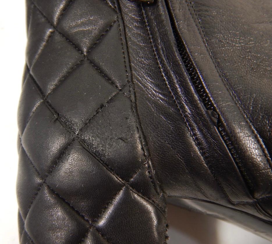 Chanel Schwarze gesteppte Stiefeletten aus Leder im Angebot 5