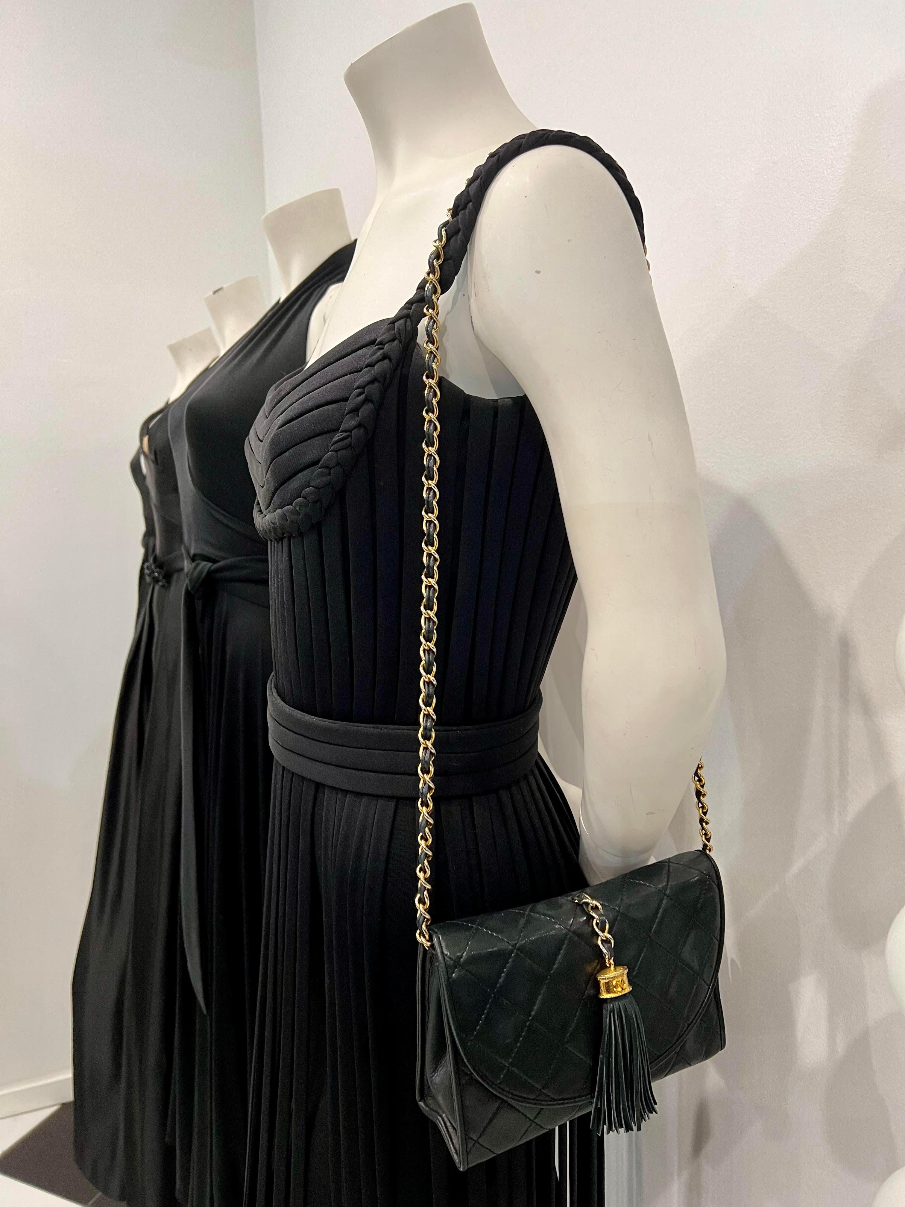 Chanel Bolso cruzado acolchado de piel negra con borla en venta 5