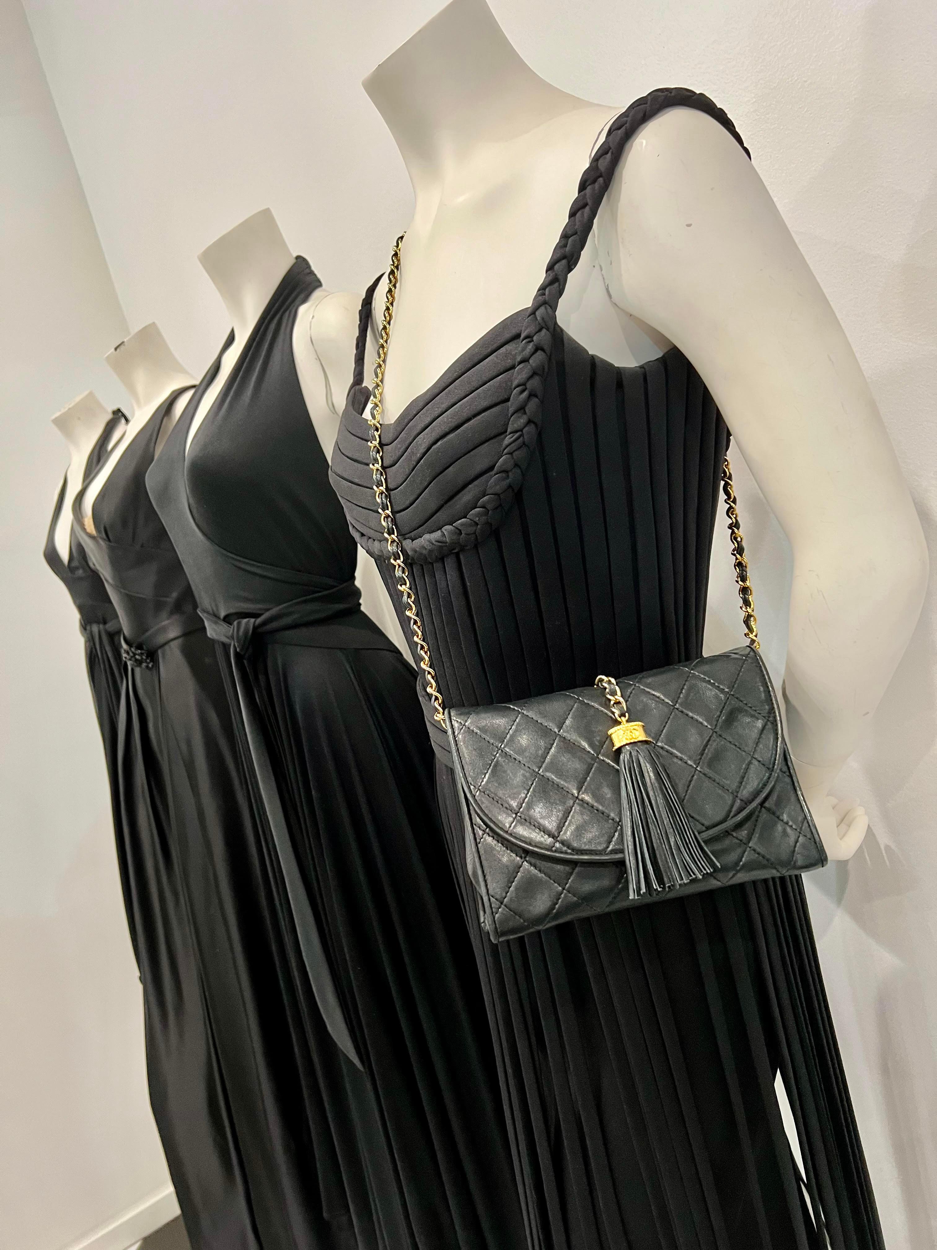 Chanel Bolso cruzado acolchado de piel negra con borla en venta 6