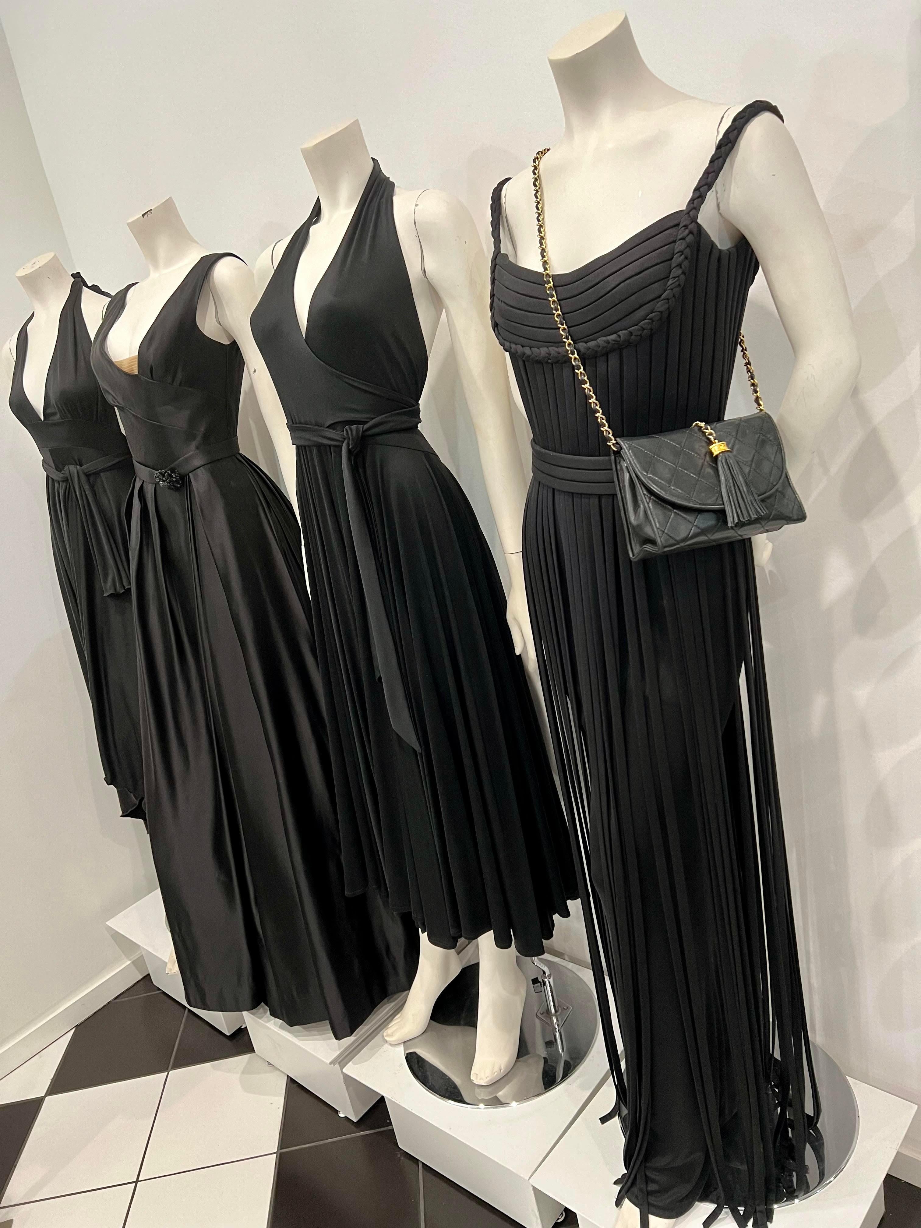 Chanel Bolso cruzado acolchado de piel negra con borla en venta 7