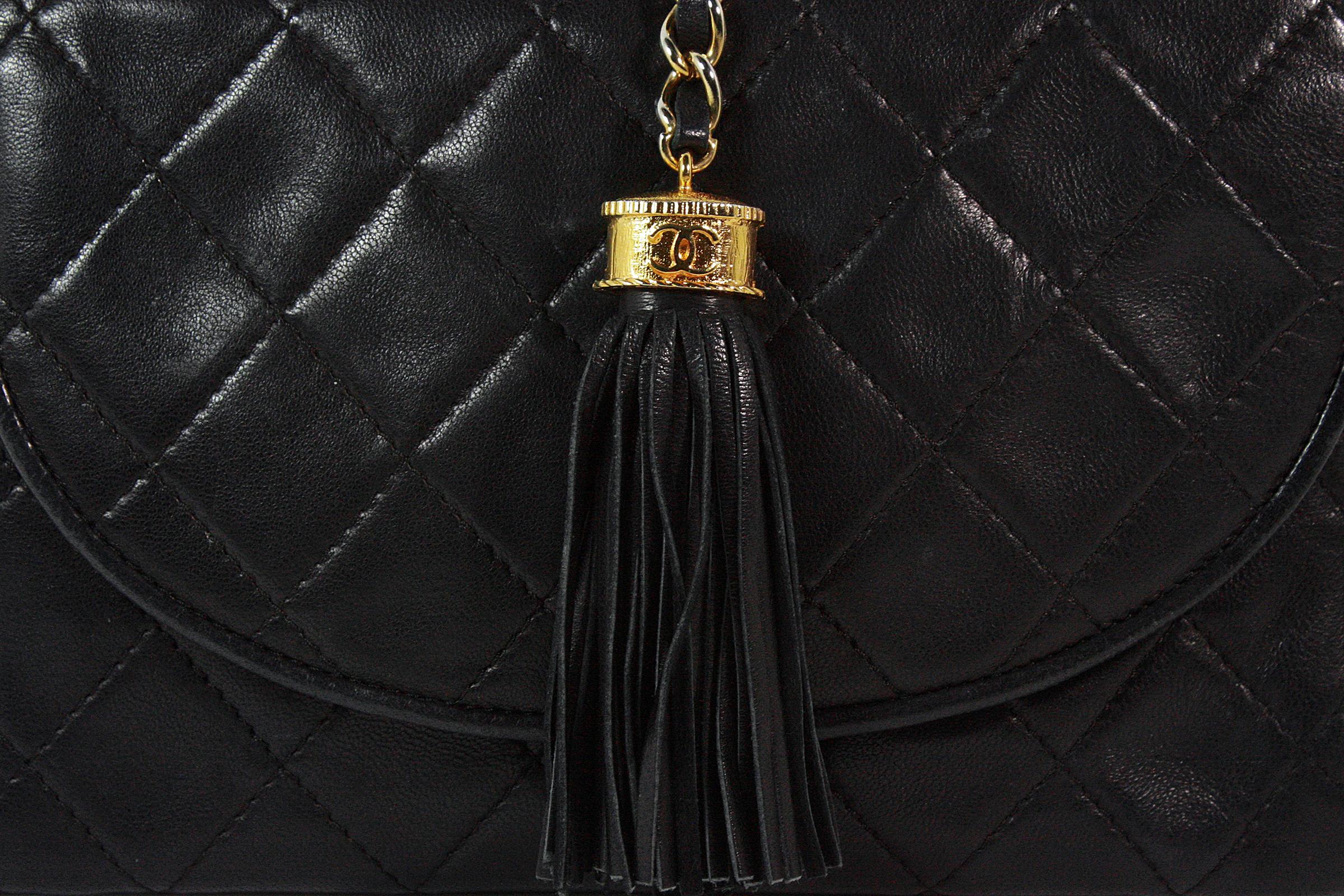 Chanel Bolso cruzado acolchado de piel negra con borla en Bueno estado para la venta en Los Angeles, CA