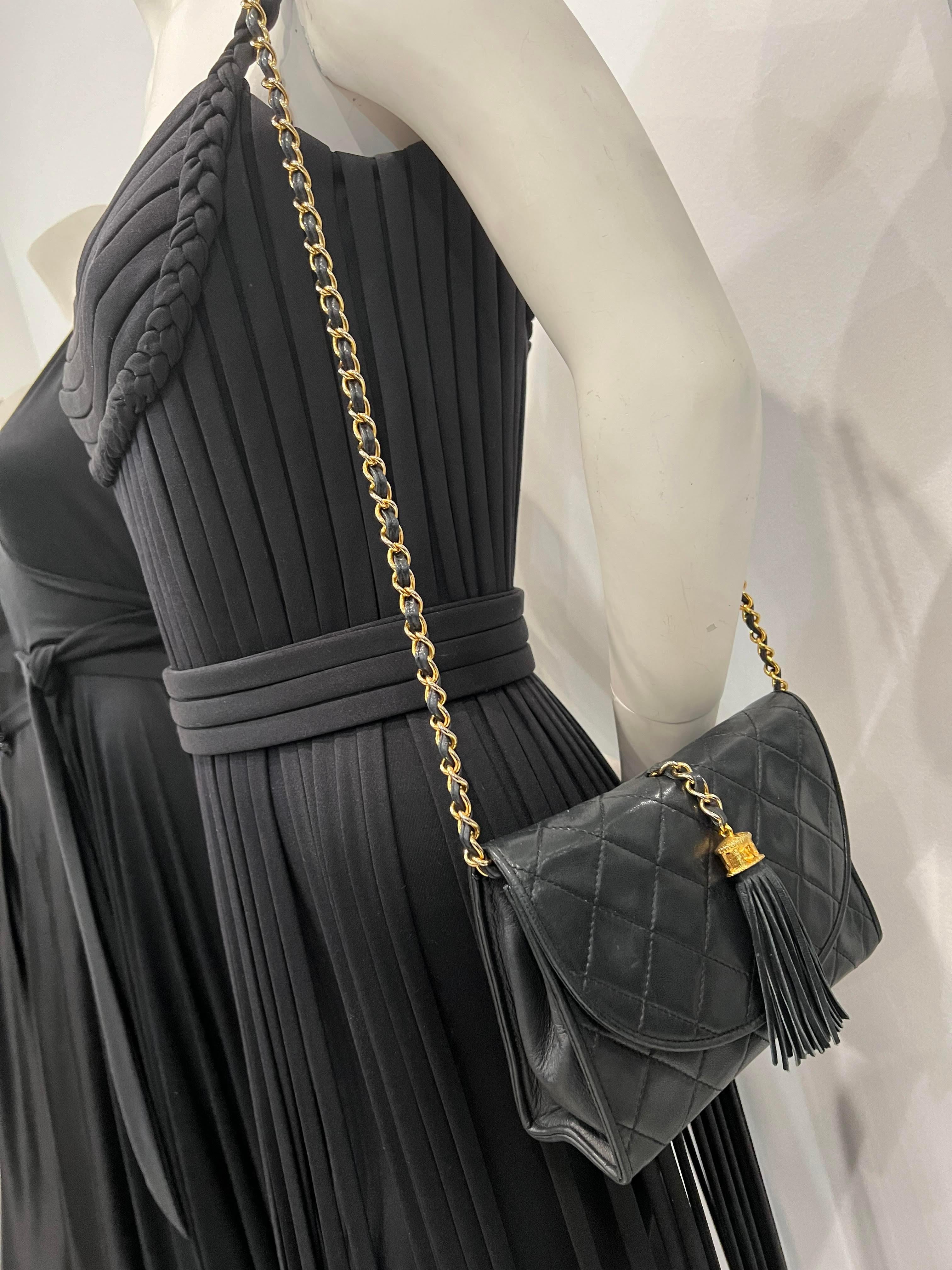 Chanel Bolso cruzado acolchado de piel negra con borla en venta 4