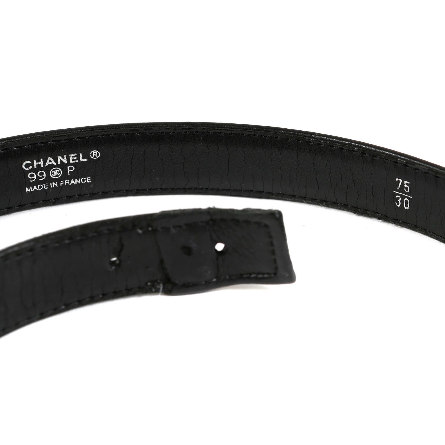 Chanel Schwarze gesteppte Handtasche/Gürtel aus Leder mit Schnalle 75/30 im Angebot 1