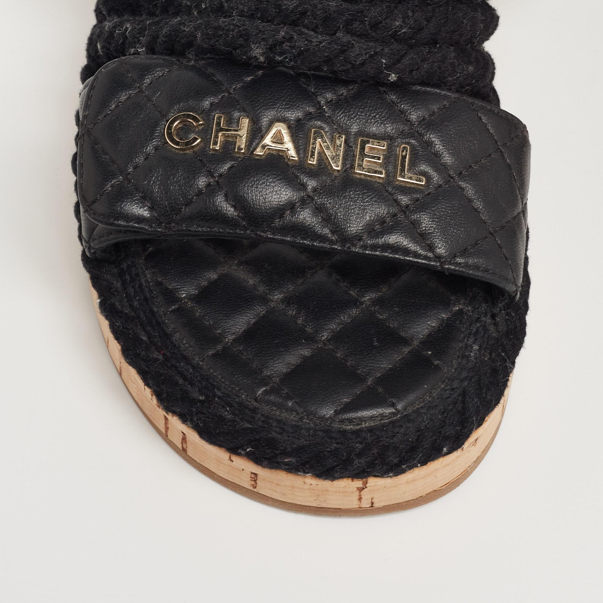 Chanel Black Leather Quilted Rope CC Flat Sandals Size 38 In Good Condition In Dubai, Al Qouz 2