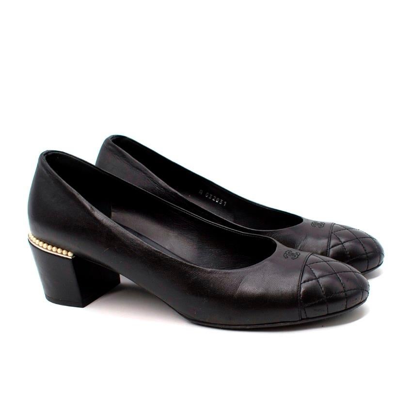 Chanel Schwarzes Leder Gesteppte Zehen-Kappe Blockabsatz Pumps

- Der typische Chanel-Stil mit Obermaterial aus Glattleder und kontrastierender, gesteppter Zehenkappe.
- Gesticktes CC-Logo auf dem Obermaterial
- Mittelhoher Blockabsatz mit
