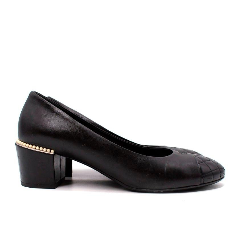 Chanel Schwarzes Leder Gesteppte Zehenkappe Blockabsatz Pumps im Zustand „Hervorragend“ im Angebot in London, GB