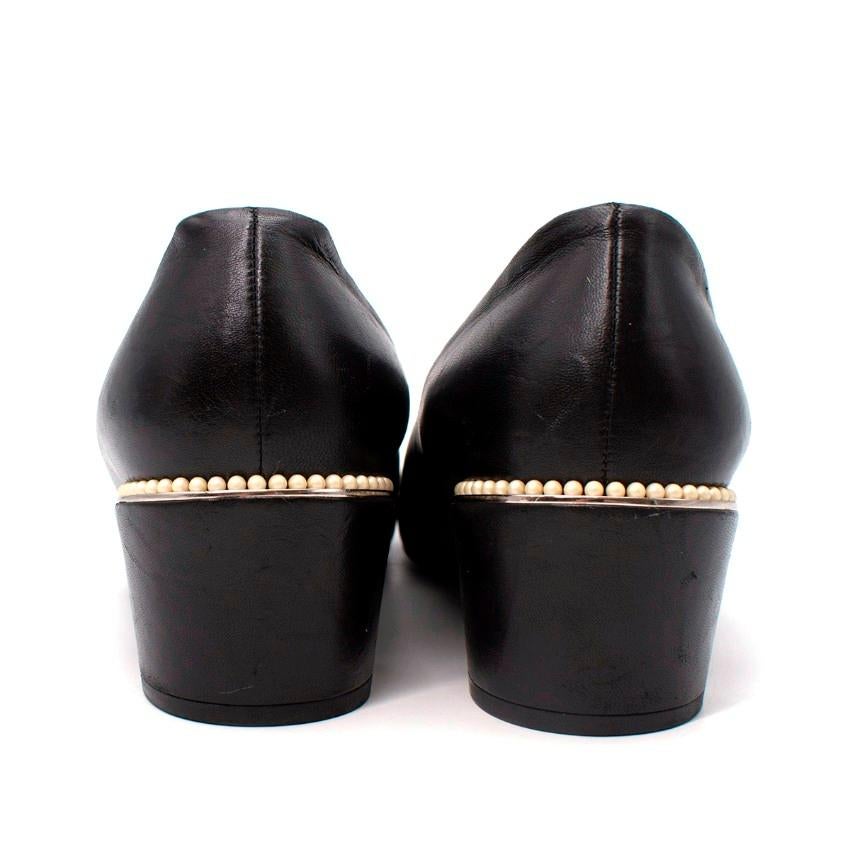 Chanel Schwarzes Leder Gesteppte Zehenkappe Blockabsatz Pumps Damen im Angebot