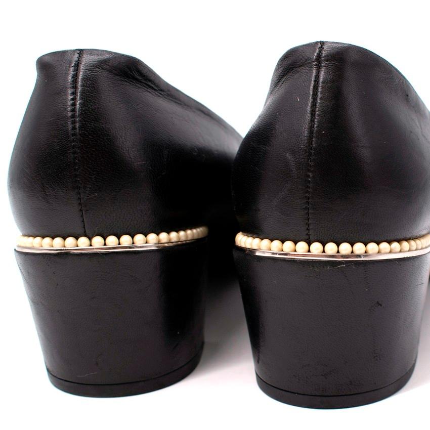 Chanel Schwarzes Leder Gesteppte Zehenkappe Blockabsatz Pumps im Angebot 1