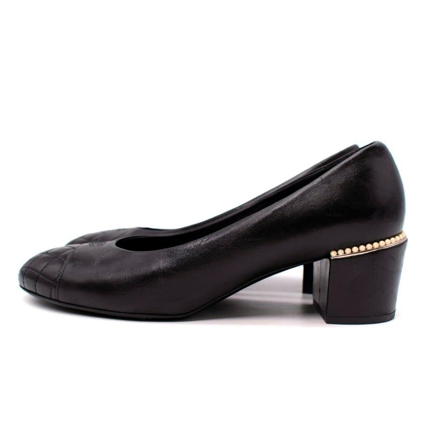 Chanel Schwarzes Leder Gesteppte Zehenkappe Blockabsatz Pumps im Angebot 2