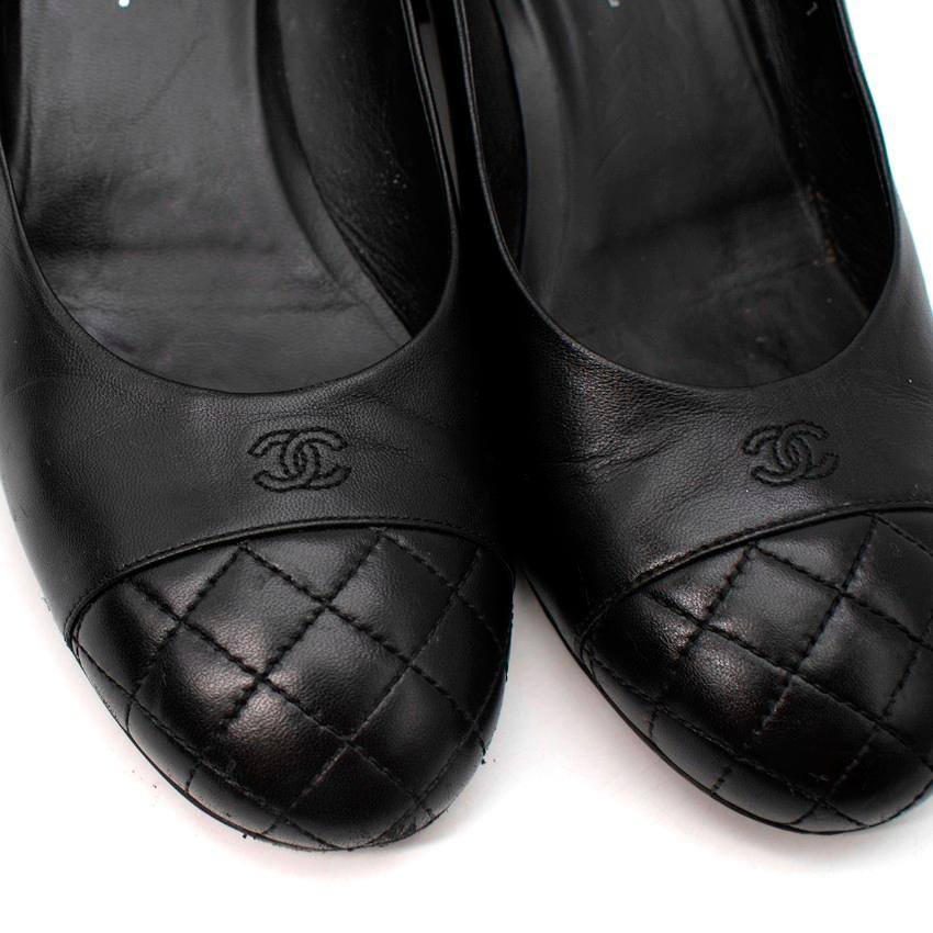Chanel Schwarzes Leder Gesteppte Zehenkappe Blockabsatz Pumps im Angebot 3