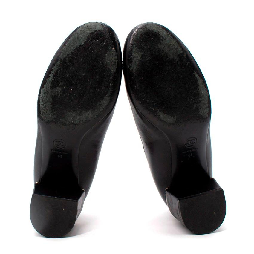 Chanel Schwarzes Leder Gesteppte Zehenkappe Blockabsatz Pumps im Angebot 4