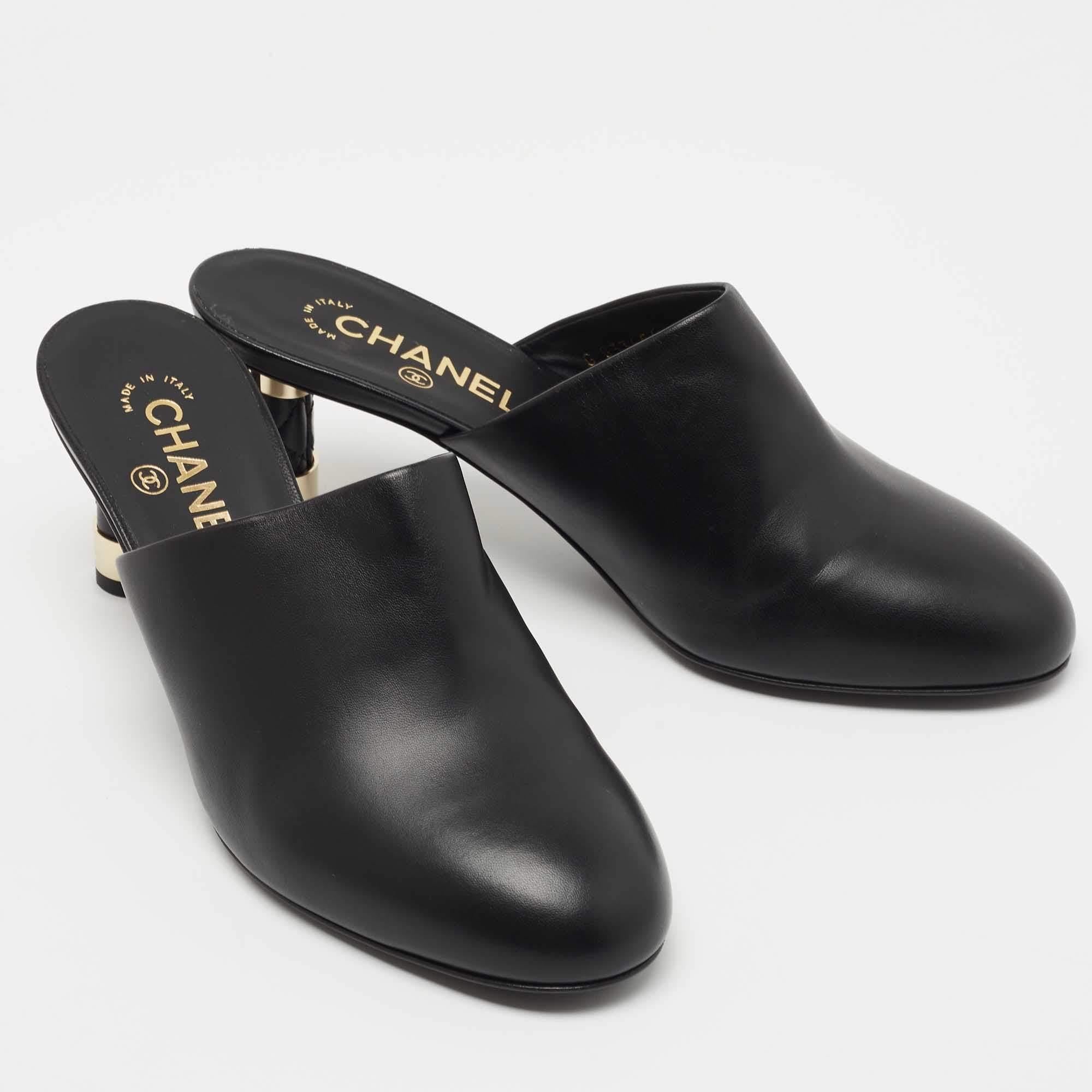 Chanel Black Leather Round Toe Mules Size 39 In Good Condition In Dubai, Al Qouz 2