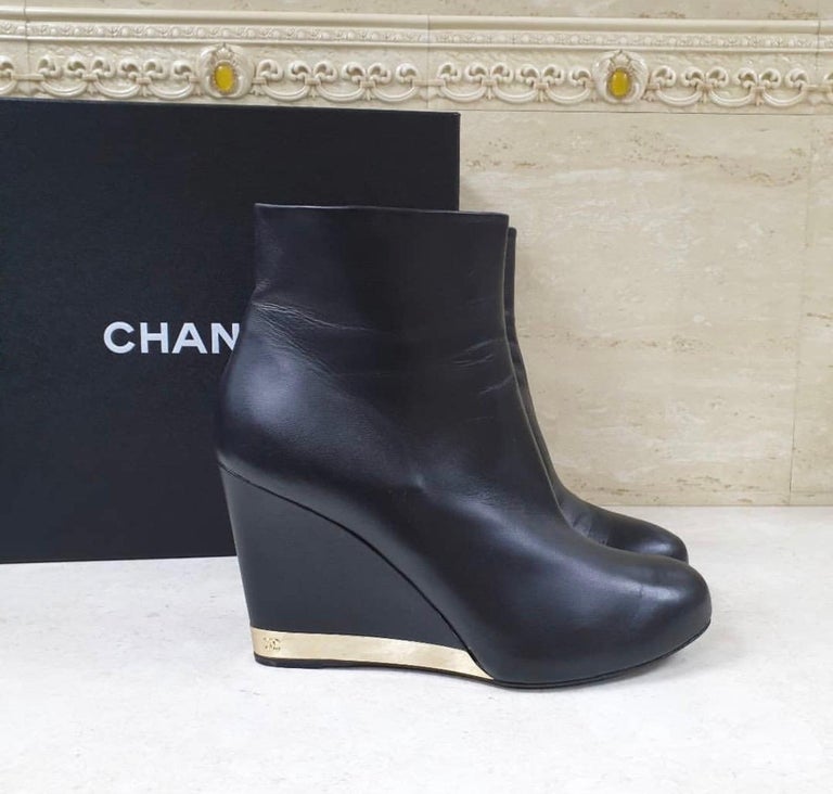 Chanel Black Leather Round Toe Wedge Boots  In Good Condition In Kiev, UA