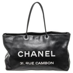 Chanel Tragetasche aus schwarzem Leder mit Rue Cambon