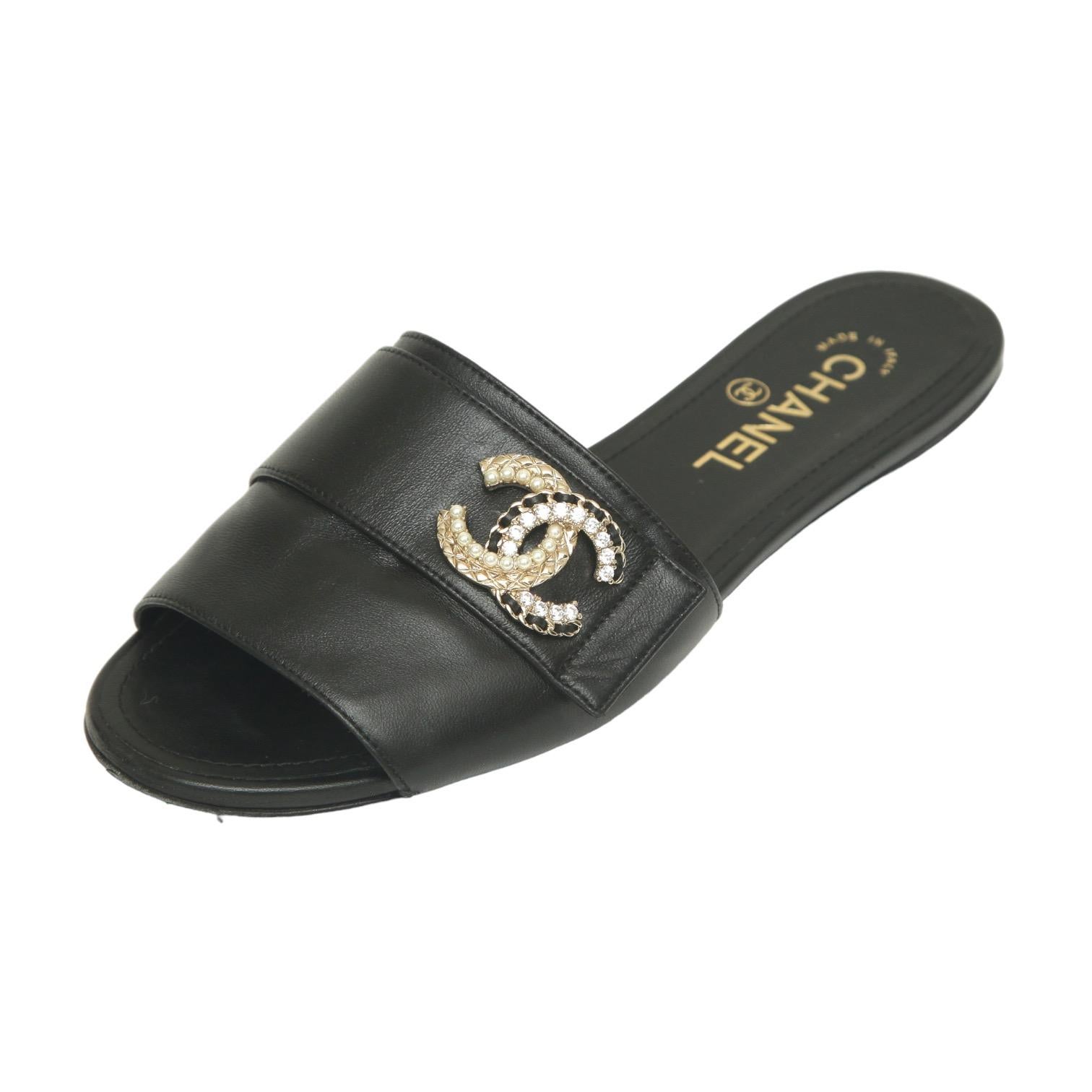 CHANEL Black Leather Sandal Slide Mule Lambskin CC Pearls Crystals Flats Sz 38 In Good Condition In Hollywood, FL