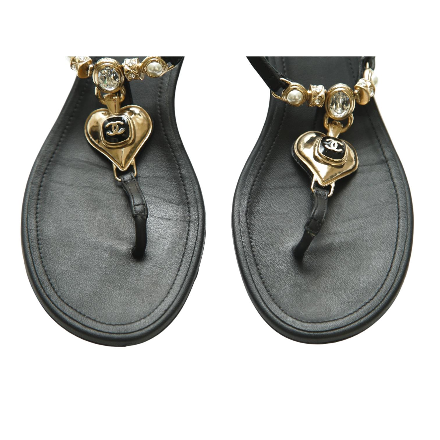 Chanel Sandali in Pelle Nera Cuori Oro HW Perle Cristalli Flats Caviglia Sz 38 5