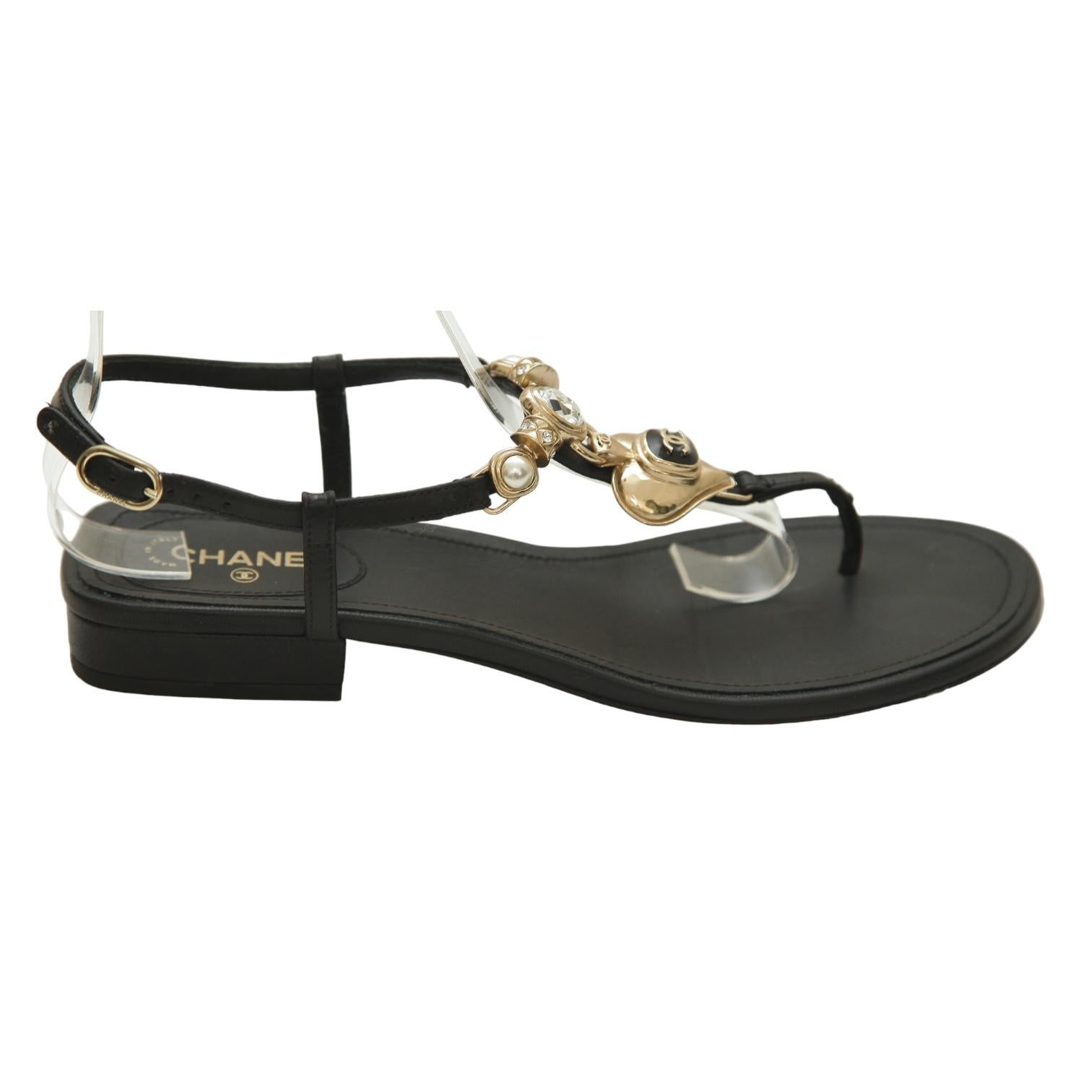 GARANTITI AUTENTICI SANDALI INFRADITO CHANEL IN PELLE NERA CON CUORE IMPREZIOSITO


Dettagli:
- Sandalo infradito in pelle nera.
- Abbellimento a cuore in metallo dorato 3D con perle finte e cristalli.
- Chiusura con fibbia alla caviglia.
- Soletta