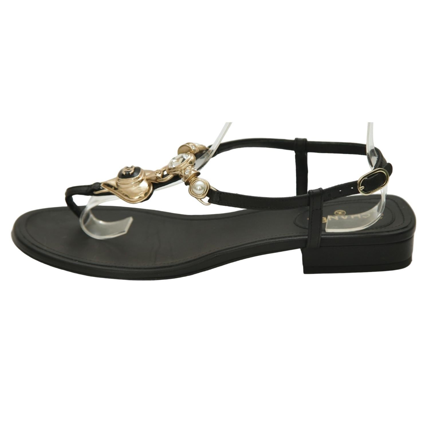Chanel Sandali in Pelle Nera Cuori Oro HW Perle Cristalli Flats Caviglia Sz 38 In condizioni buone a Hollywood, FL