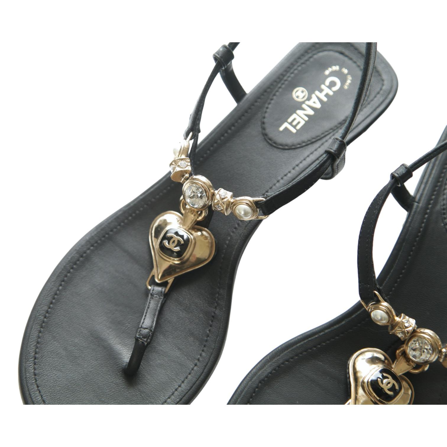 Chanel Sandali in Pelle Nera Cuori Oro HW Perle Cristalli Flats Caviglia Sz 38 2