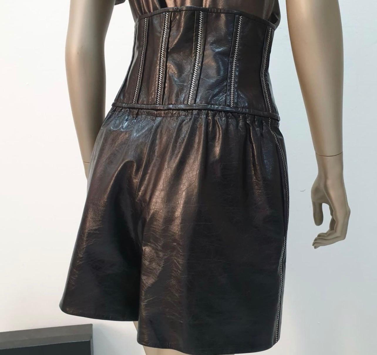 Chanel Black Leather Shorts
Sz.38
High Waist.
Zipper decoration.
Condition is very good.
