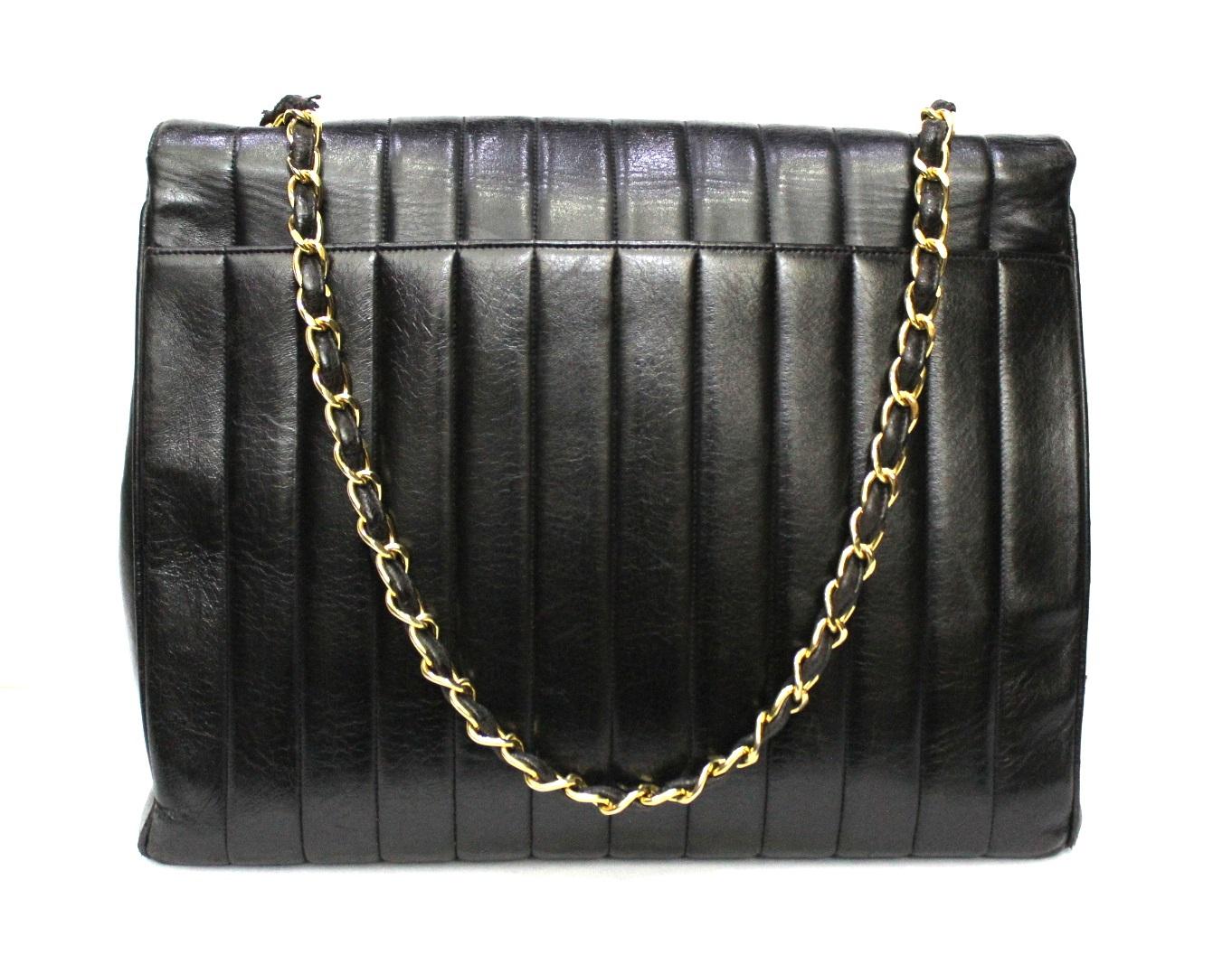 Chanel Black Leather Shoulder Bag In Good Condition In Torre Del Greco, IT