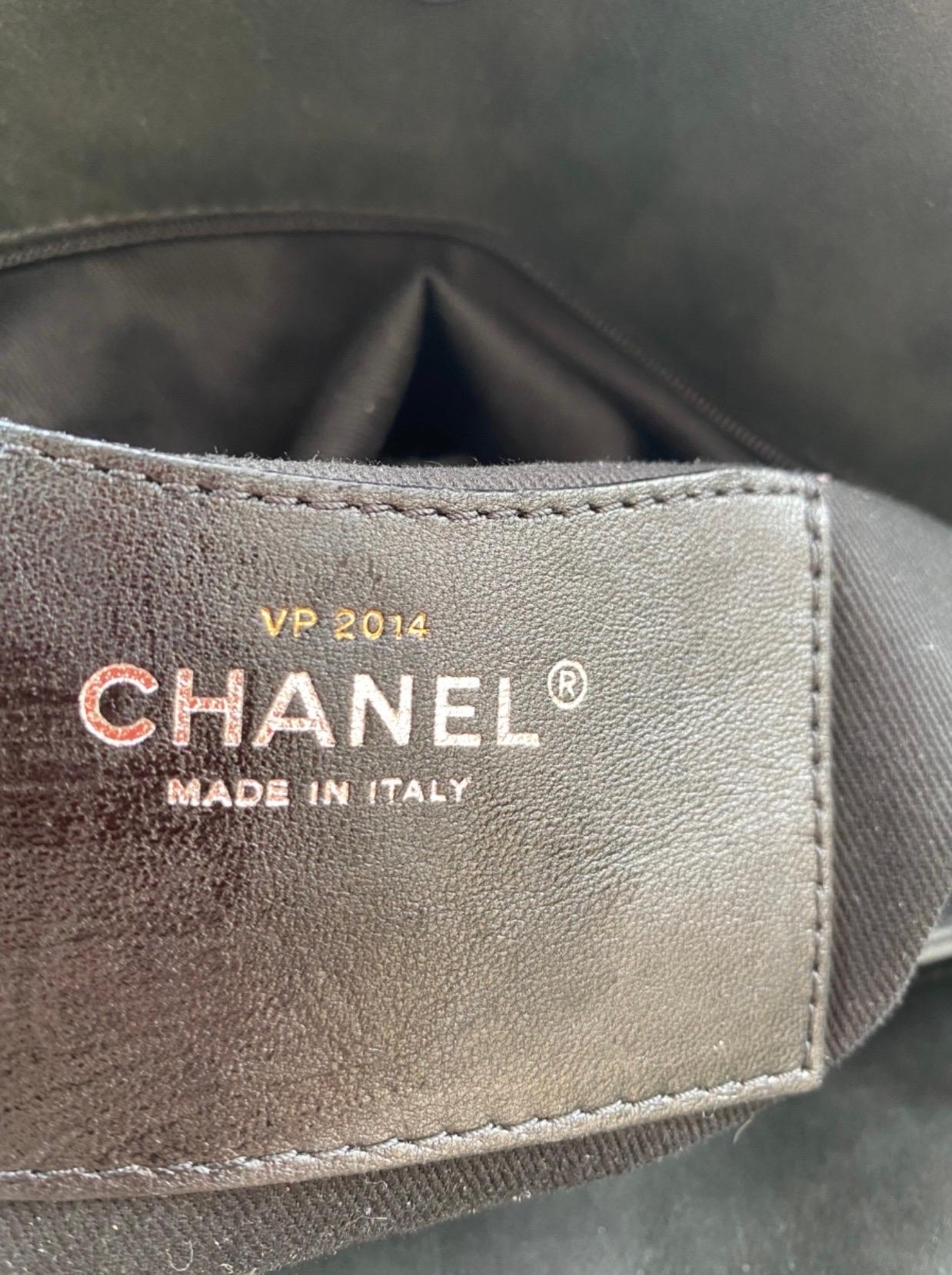 Women's or Men's Chanel black leather Shoulder Bag For Sale