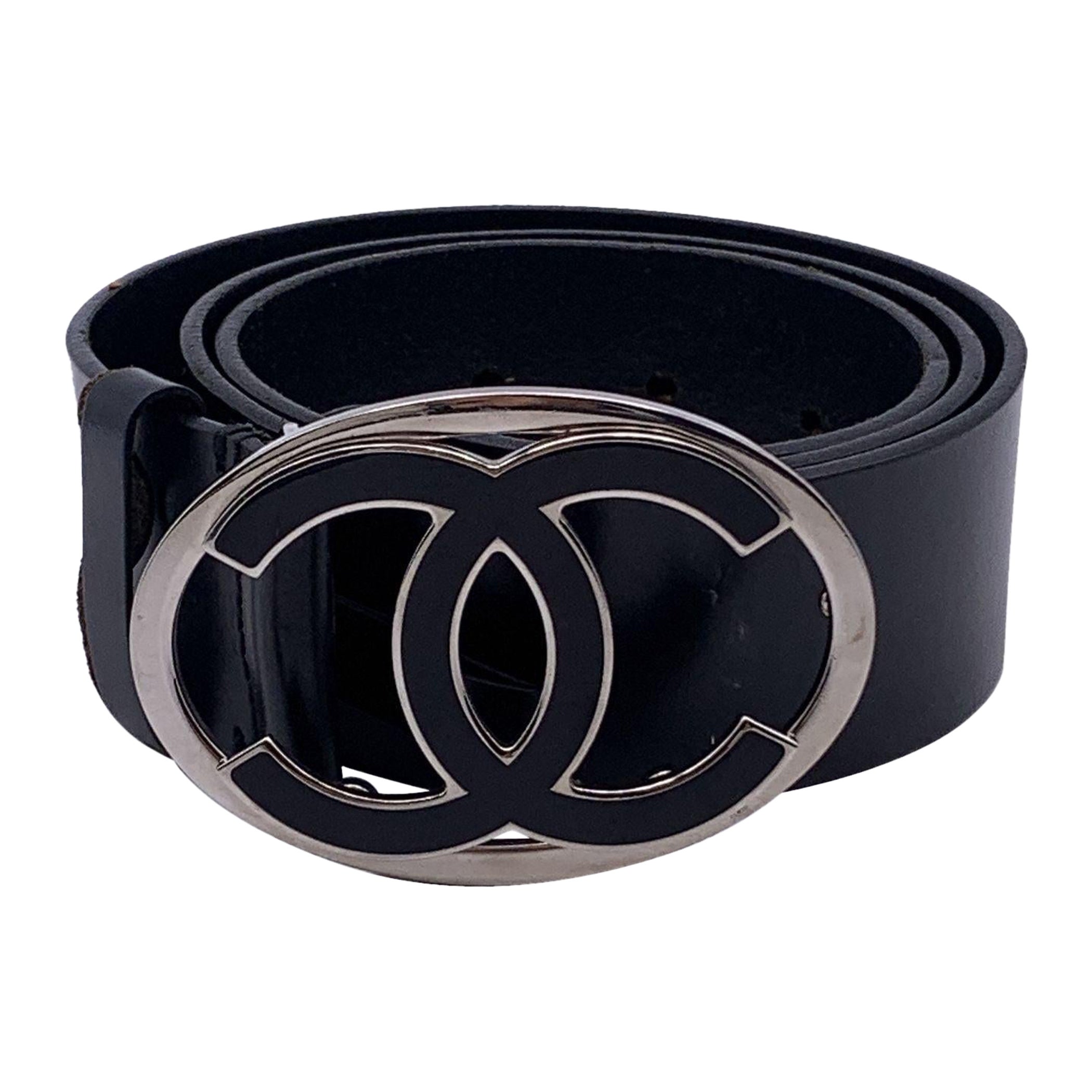 Cintura Chanel in pelle nera con fibbia logo CC argento misura 85/34