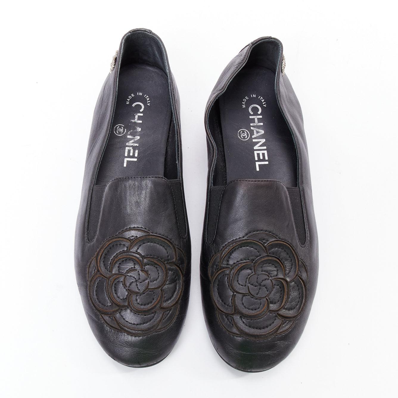Chanel pelle nera argento logo CC camelia mocassino piatto EU36.5
Riferimento: CNPG/A00129
Marchio: Chanel
Materiale: Pelle
Colore: Nero, Silver
Modello: Tinta unita
Chiusura: Slip On
Fodera: Pelle nera
Prodotto in: Italia

CONDIZIONE:
Condizioni: