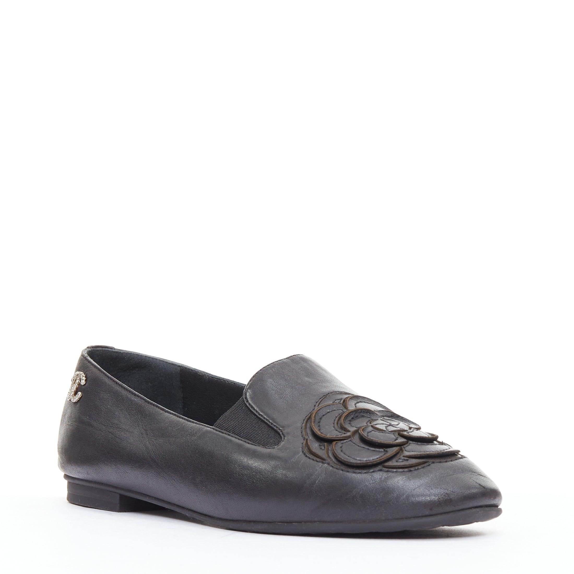 Grigio Chanel pelle nera argento logo CC camelia mocassino piatto EU36.5 in vendita