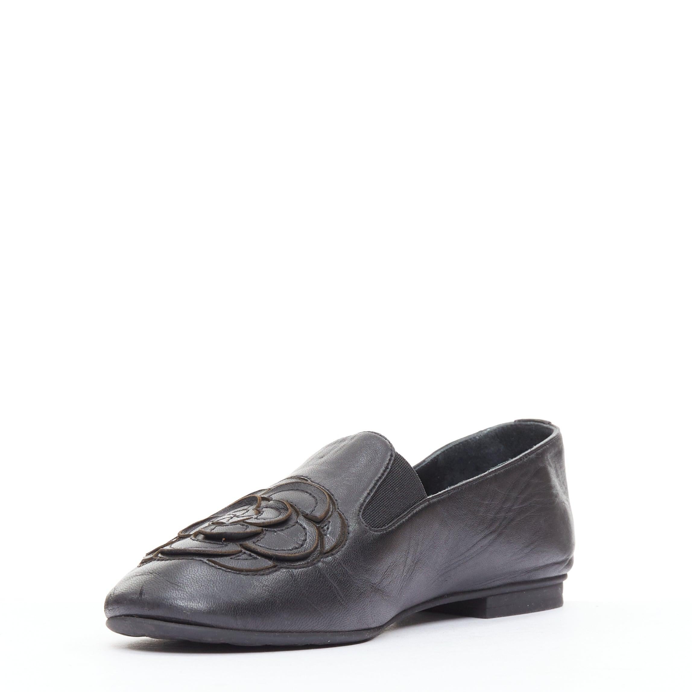 Chanel pelle nera argento logo CC camelia mocassino piatto EU36.5 In condizioni buone in vendita a Hong Kong, NT