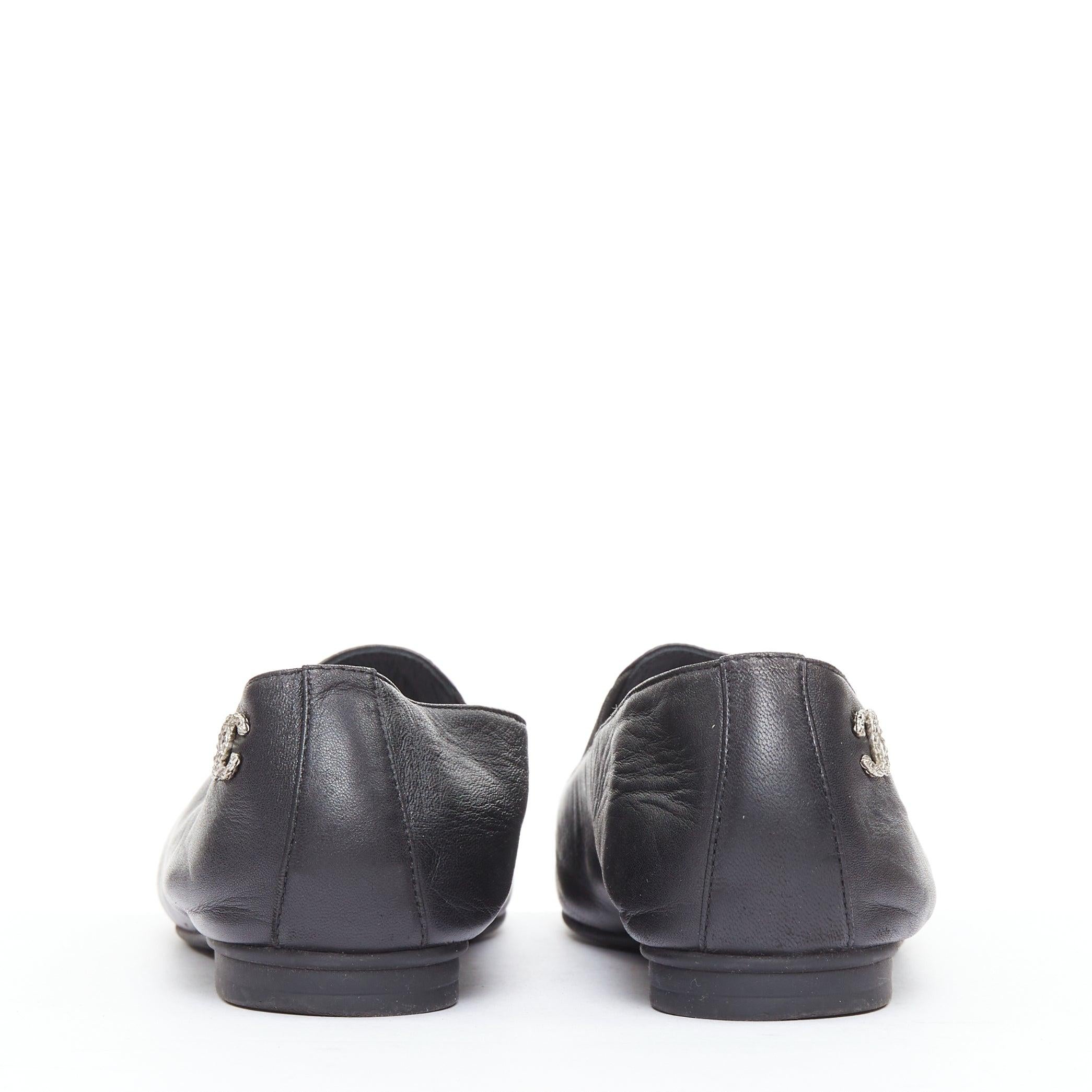 Donna Chanel pelle nera argento logo CC camelia mocassino piatto EU36.5 in vendita