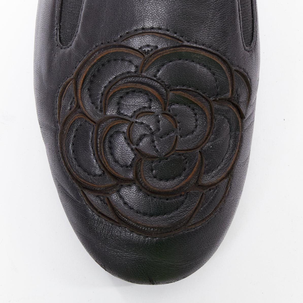 Chanel pelle nera argento logo CC camelia mocassino piatto EU36.5 in vendita 1