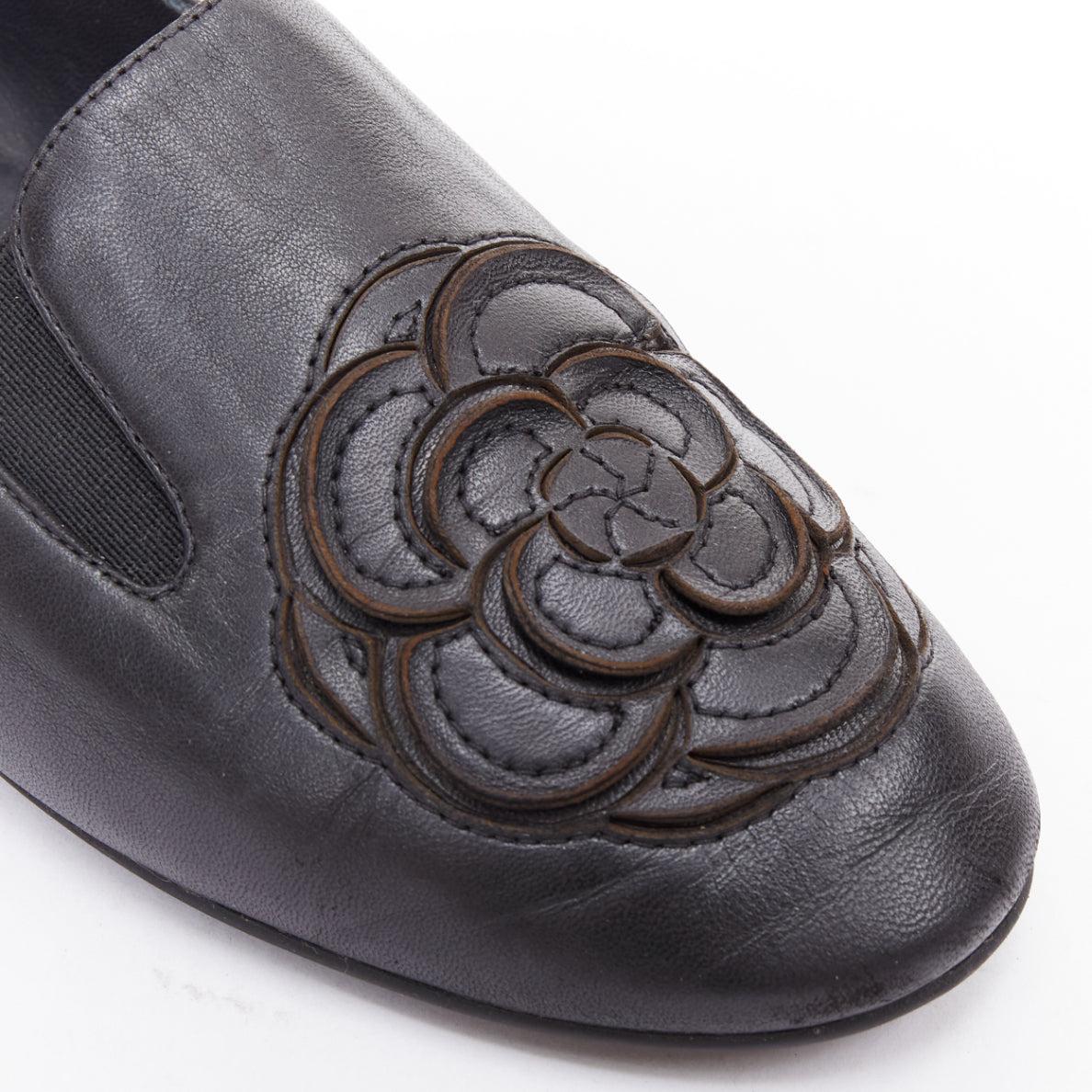 Chanel pelle nera argento logo CC camelia mocassino piatto EU36.5 in vendita 2