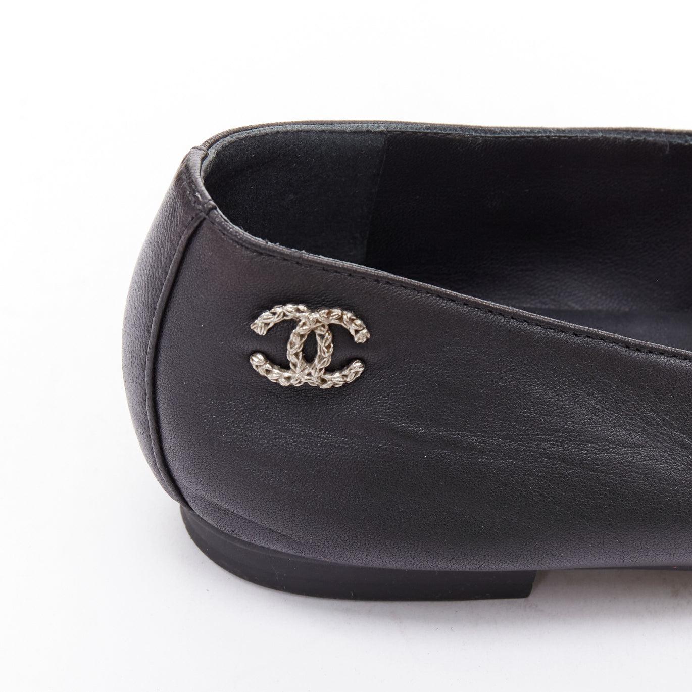 Chanel pelle nera argento logo CC camelia mocassino piatto EU36.5 in vendita 3