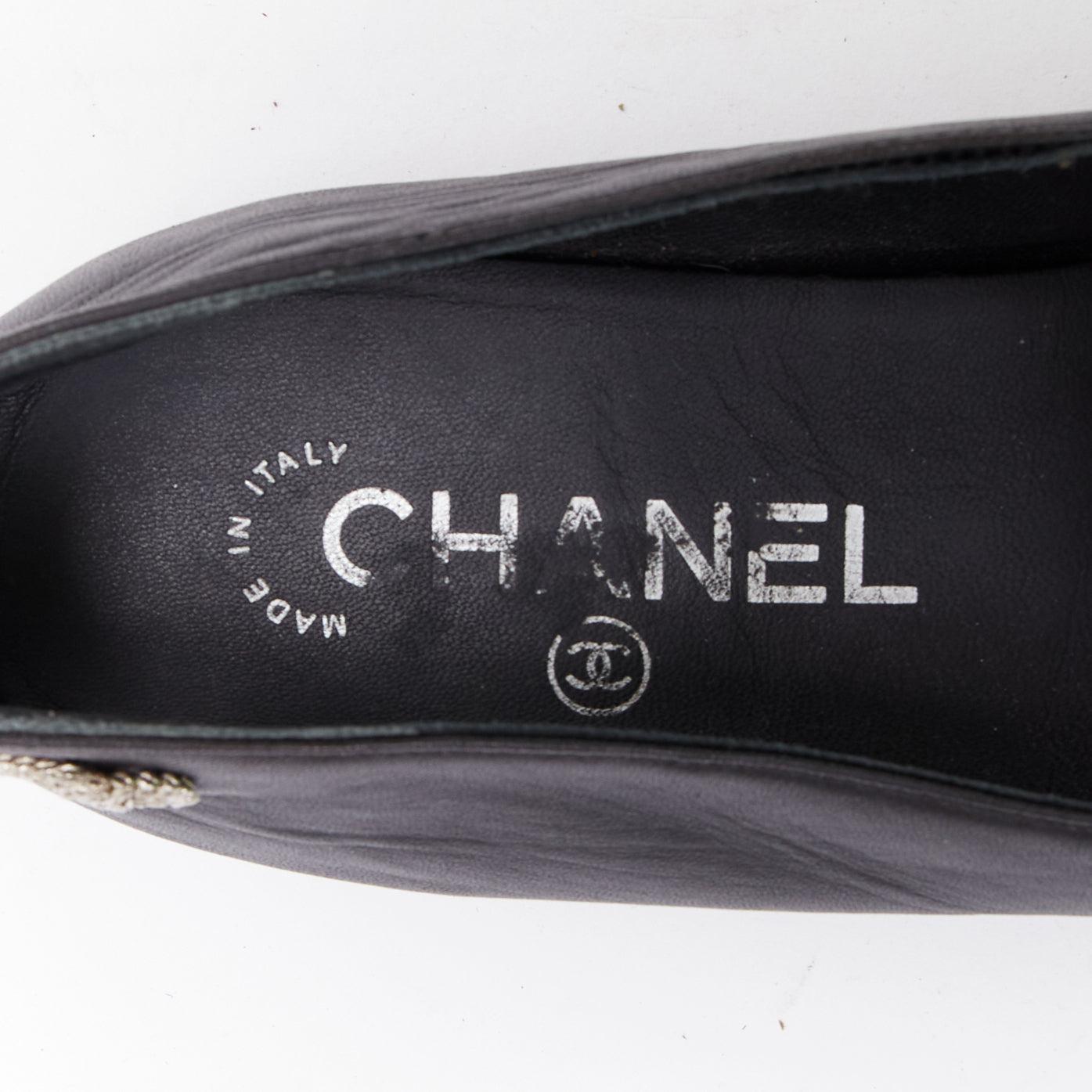 Chanel pelle nera argento logo CC camelia mocassino piatto EU36.5 in vendita 4