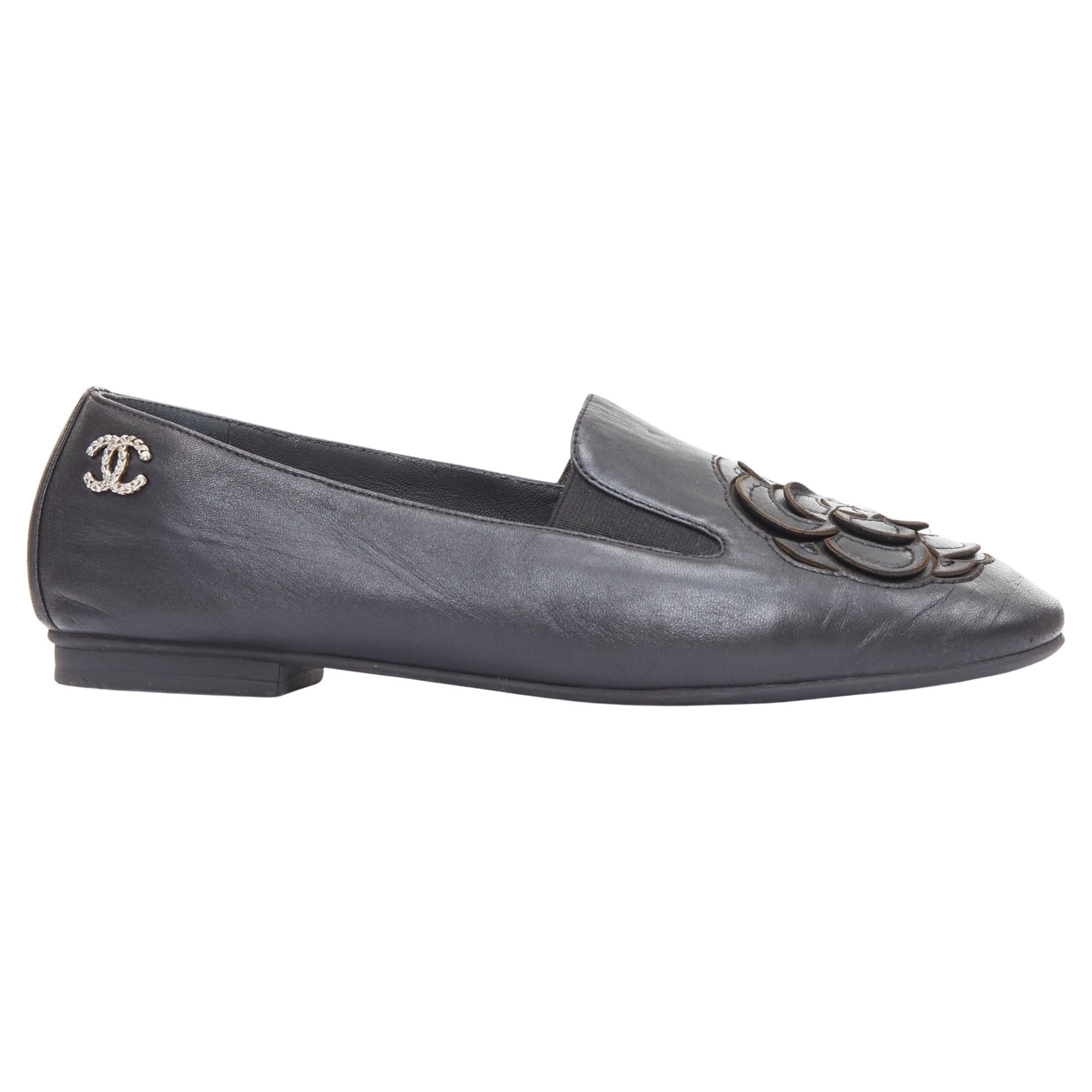Chanel pelle nera argento logo CC camelia mocassino piatto EU36.5 in vendita