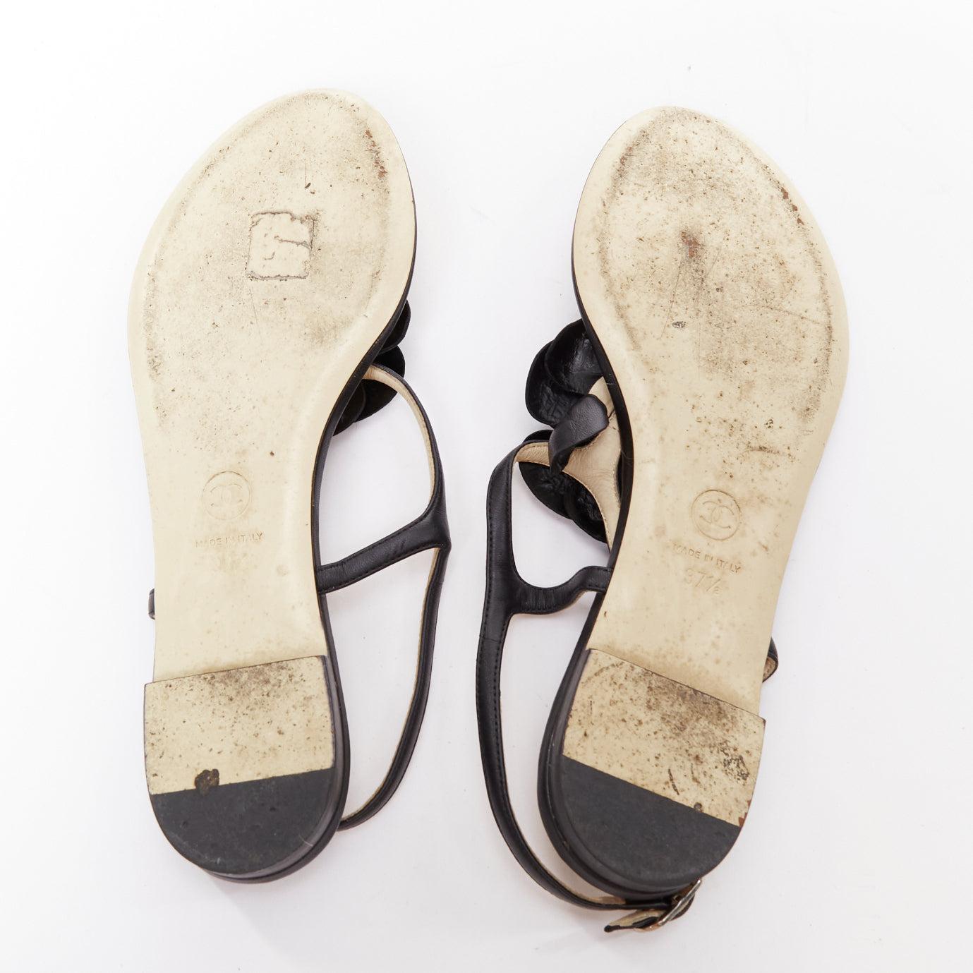 CHANEL cuir noir argenté logo CC camélia plat T strap sandales EU37.5 en vente 6