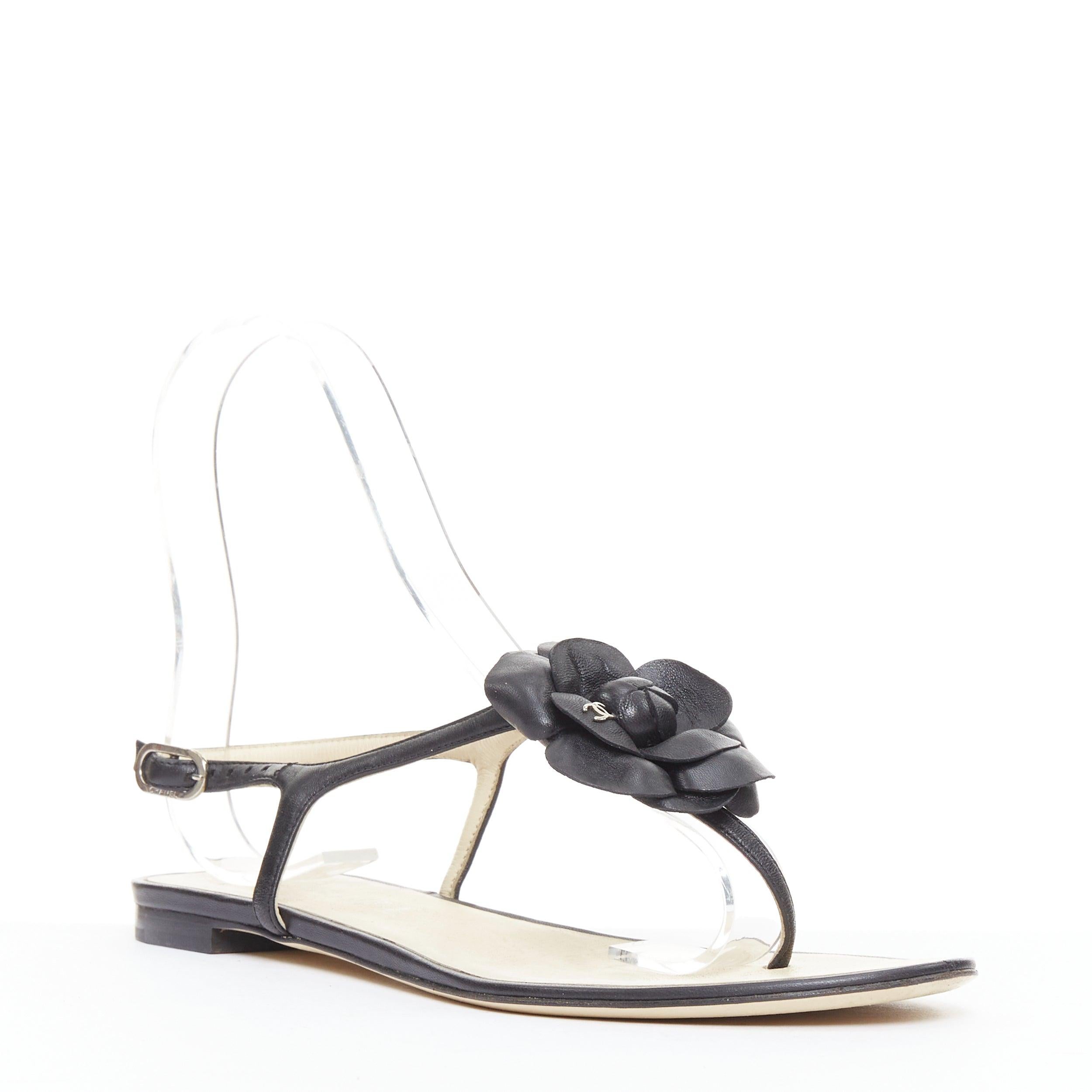 Gris CHANEL cuir noir argenté logo CC camélia plat T strap sandales EU37.5 en vente