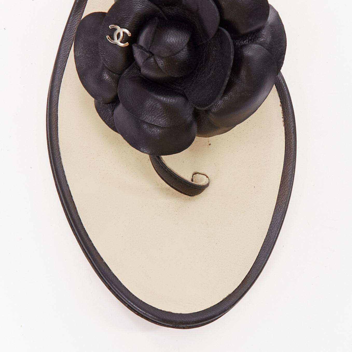 CHANEL cuir noir argenté logo CC camélia plat T strap sandales EU37.5 en vente 1