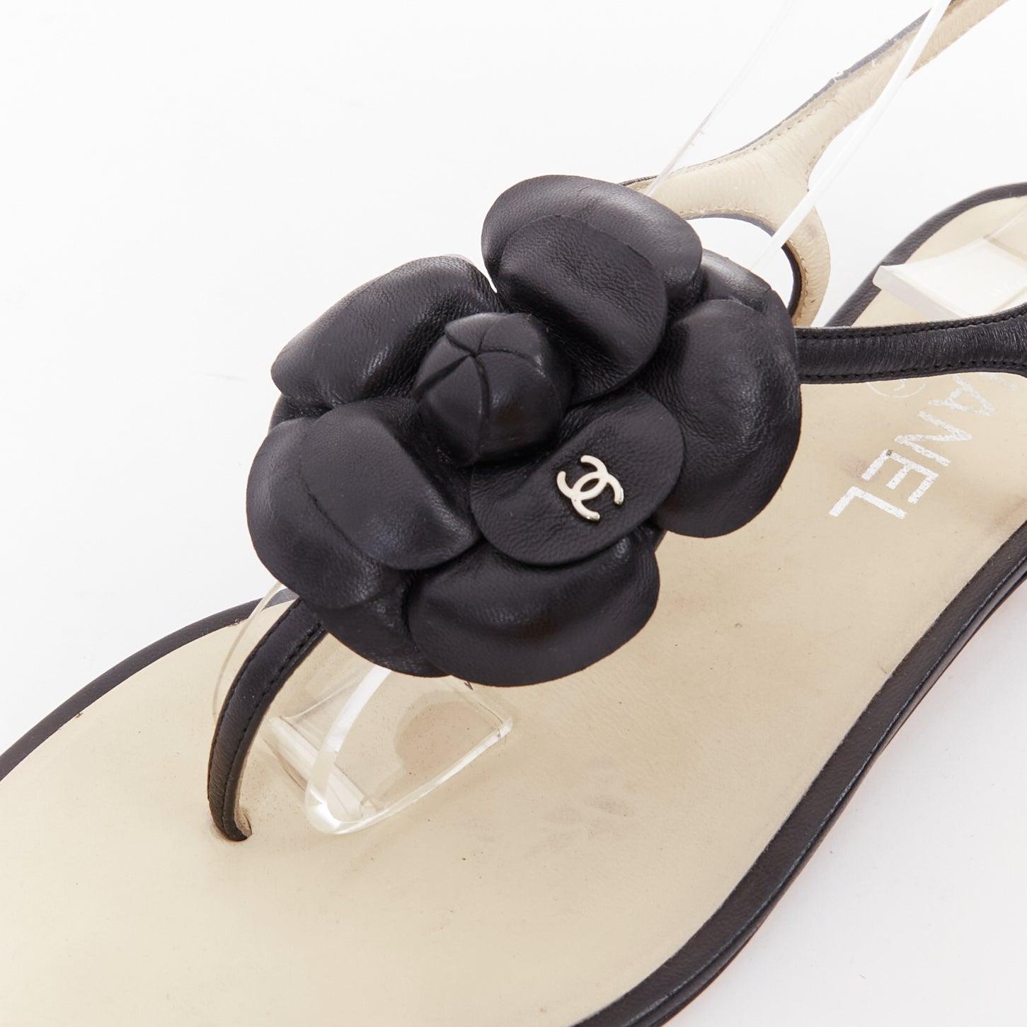 CHANEL cuir noir argenté logo CC camélia plat T strap sandales EU37.5 en vente 2